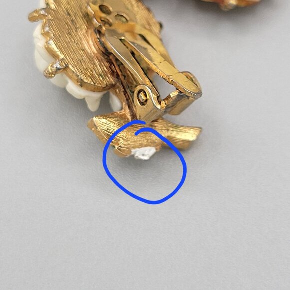 White Celluloid Molded Rose Flower Clip On Earrings Stem Leaf Gold Tone Vintage - Picture 6 of 7